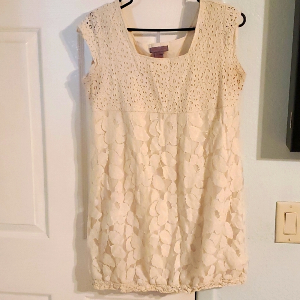 Creamy lace top with floral details